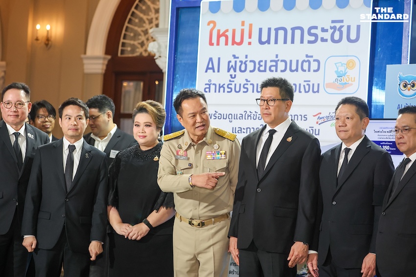 อนุทิน ชาญวีรกูล พูดคุยกับน้องแอบิเกล รังษีสิงห์พิพัฒน์ ขณะกำลังรับบทเชฟในงานไทยช่วยไทยพลัส 12