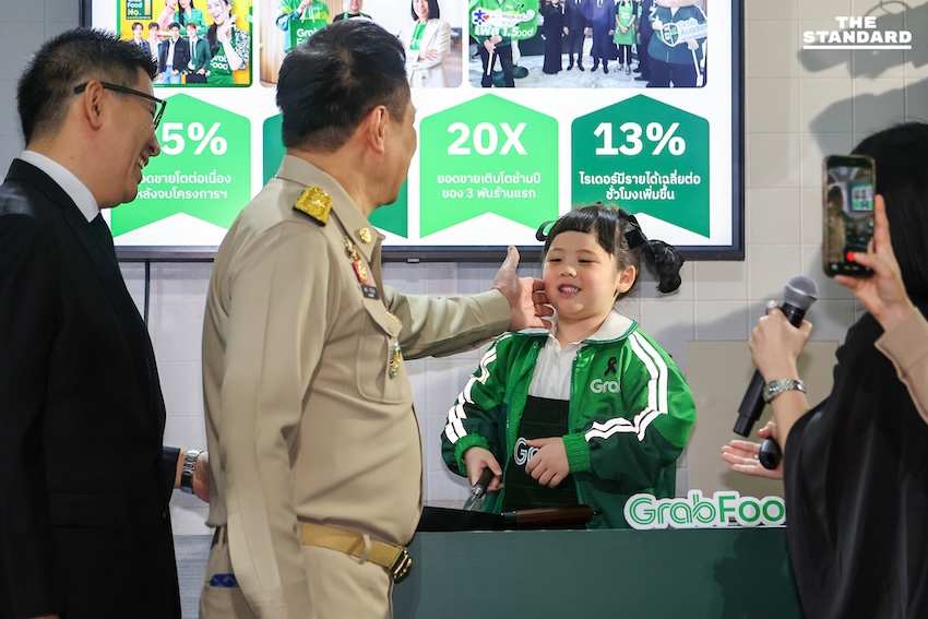 อนุทิน ชาญวีรกูล พูดคุยกับน้องแอบิเกล รังษีสิงห์พิพัฒน์ ขณะกำลังรับบทเชฟในงานไทยช่วยไทยพลัส 2