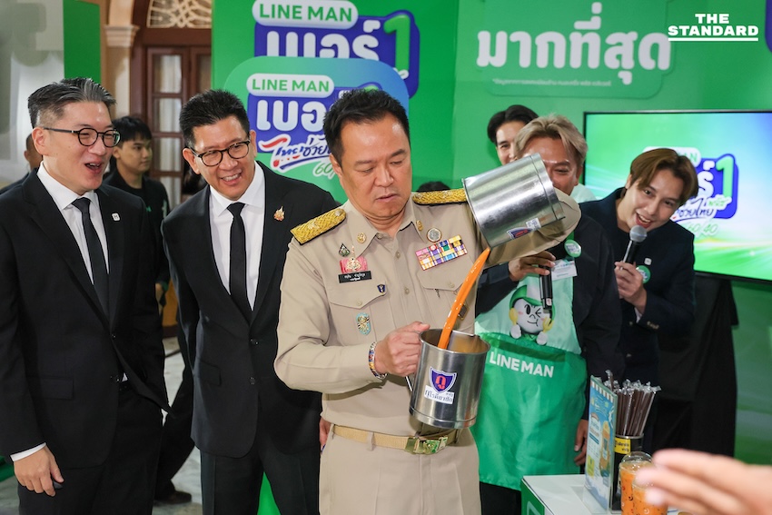 อนุทิน ชาญวีรกูล พูดคุยกับน้องแอบิเกล รังษีสิงห์พิพัฒน์ ขณะกำลังรับบทเชฟในงานไทยช่วยไทยพลัส 3