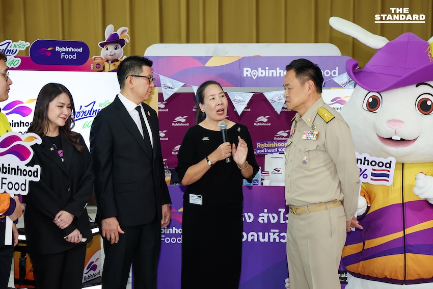 อนุทิน ชาญวีรกูล พูดคุยกับน้องแอบิเกล รังษีสิงห์พิพัฒน์ ขณะกำลังรับบทเชฟในงานไทยช่วยไทยพลัส 5