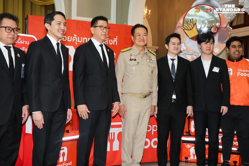อนุทิน ชาญวีรกูล พูดคุยกับน้องแอบิเกล รังษีสิงห์พิพัฒน์ ขณะกำลังรับบทเชฟในงานไทยช่วยไทยพลัส 6