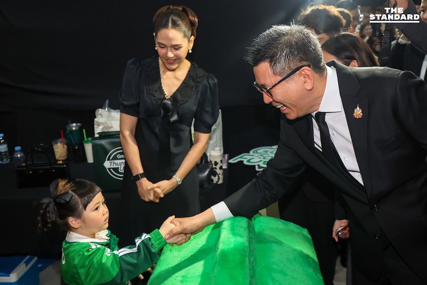 อนุทิน ชาญวีรกูล พูดคุยกับน้องแอบิเกล รังษีสิงห์พิพัฒน์ ขณะกำลังรับบทเชฟในงานไทยช่วยไทยพลัส 7