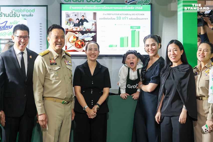 อนุทิน ชาญวีรกูล พูดคุยกับน้องแอบิเกล รังษีสิงห์พิพัฒน์ ขณะกำลังรับบทเชฟในงานไทยช่วยไทยพลัส 9