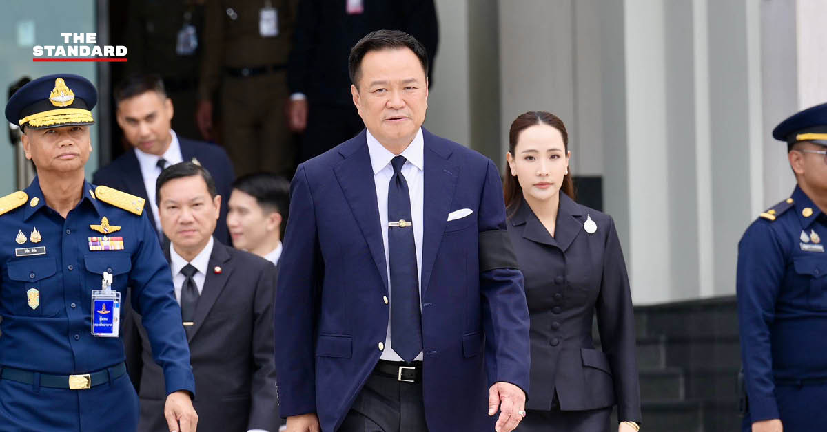 อนุทิน ชาญวีรกูล นายกรัฐมนตรีและรัฐมนตรีว่าการกระทรวงมหาดไทย ขณะเดินทางออกจากท่าอากาศยานทหาร 2 ดอนเมือง เพื่อเยือนรัสเซีย