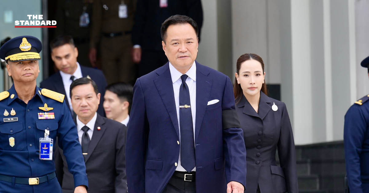 อนุทิน ชาญวีรกูล นายกรัฐมนตรีและรัฐมนตรีว่าการกระทรวงมหาดไทย ขณะเดินทางออกจากท่าอากาศยานทหาร 2 ดอนเมือง เพื่อเยือนรัสเซีย