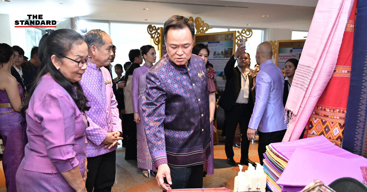 นายกรัฐมนตรีอนุทิน ชาญวีรกูล และภริยา ธนนนท์ ชาญวีรกูล เป็นประธานในงานมหกรรมผ้าไหมไทย