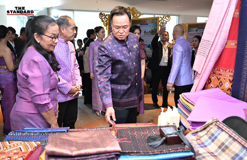 นายกรัฐมนตรีอนุทิน ชาญวีรกูล และภริยา ธนนนท์ ชาญวีรกูล เป็นประธานในงานมหกรรมผ้าไหมไทย 1