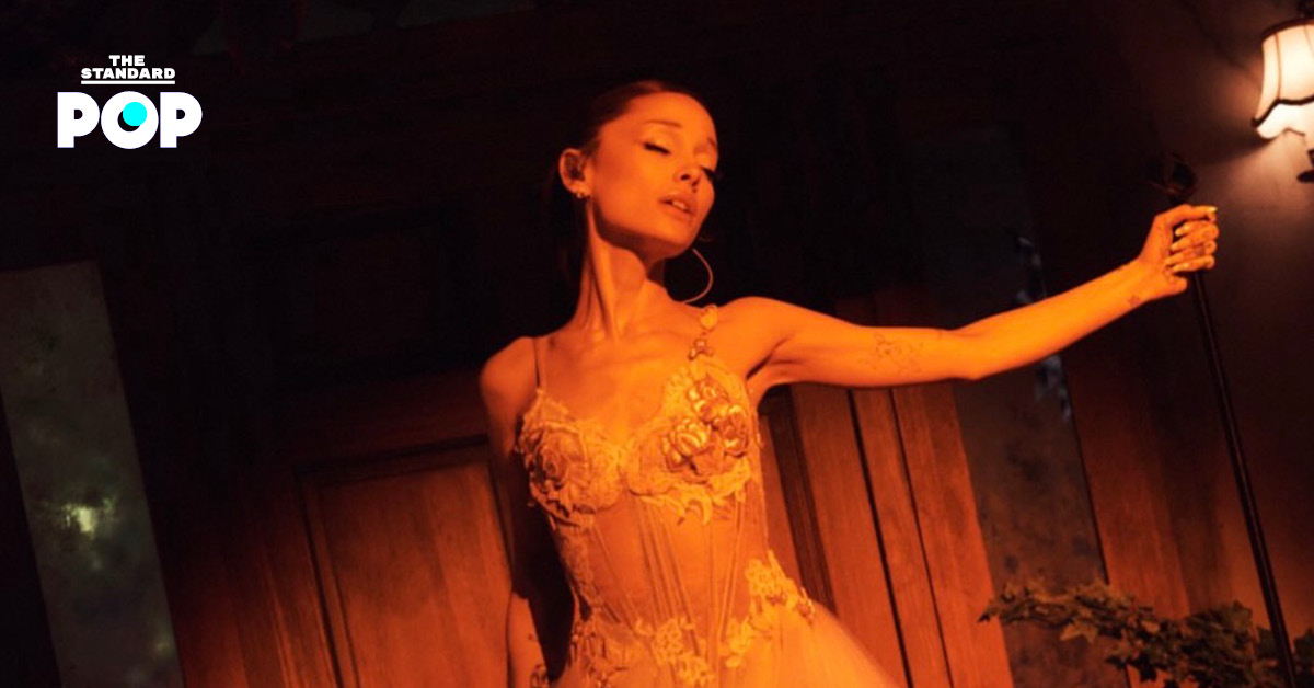 Ariana Grande กำลังแสดงคอนเสิร์ตในทัวร์ Eternal Sunshine