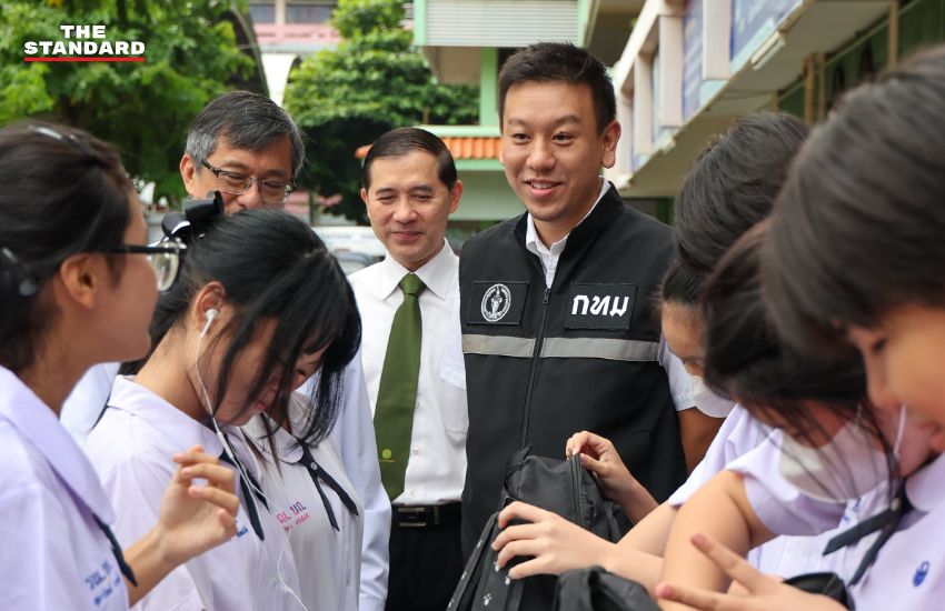 ภาพเด็กนักเรียนกรุงเทพฯ ในชุดนักเรียนกำลังเดินทางไปโรงเรียน 1