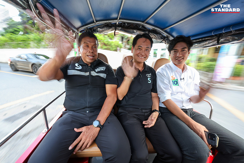 ภาพผู้สมัครผู้ว่าฯ กทม. อนุชา ชัชชาติ และชัยวัฒน์ ขณะนั่งรถตุ๊กตุ๊กไฟฟ้ามูฟมีเพื่อสำรวจปัญหาเมือง 1