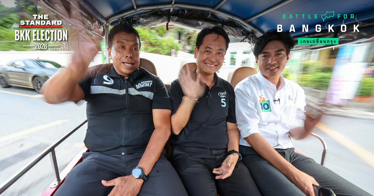 ภาพผู้สมัครผู้ว่าฯ กทม. อนุชา ชัชชาติ และชัยวัฒน์ ขณะนั่งรถตุ๊กตุ๊กไฟฟ้ามูฟมีเพื่อสำรวจปัญหาเมือง