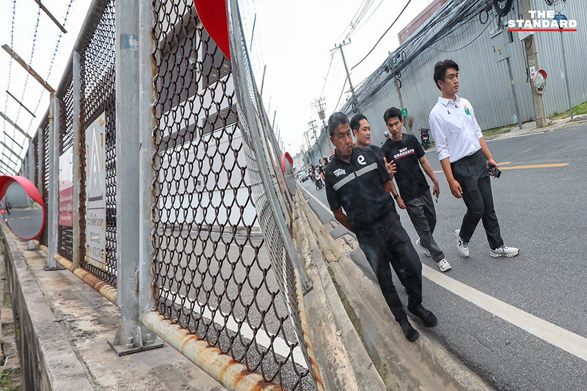 ภาพผู้สมัครผู้ว่าฯ กทม. อนุชา ชัชชาติ และชัยวัฒน์ ขณะนั่งรถตุ๊กตุ๊กไฟฟ้ามูฟมีเพื่อสำรวจปัญหาเมือง 10