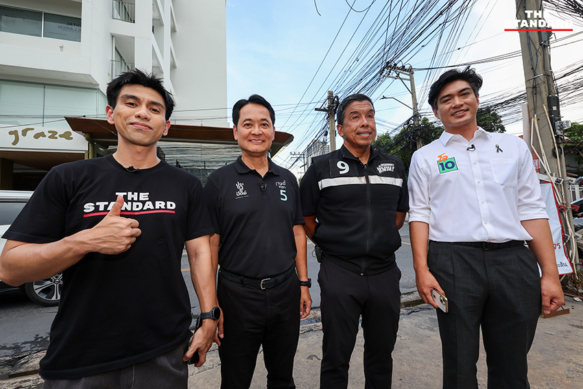 ภาพผู้สมัครผู้ว่าฯ กทม. อนุชา ชัชชาติ และชัยวัฒน์ ขณะนั่งรถตุ๊กตุ๊กไฟฟ้ามูฟมีเพื่อสำรวจปัญหาเมือง 14