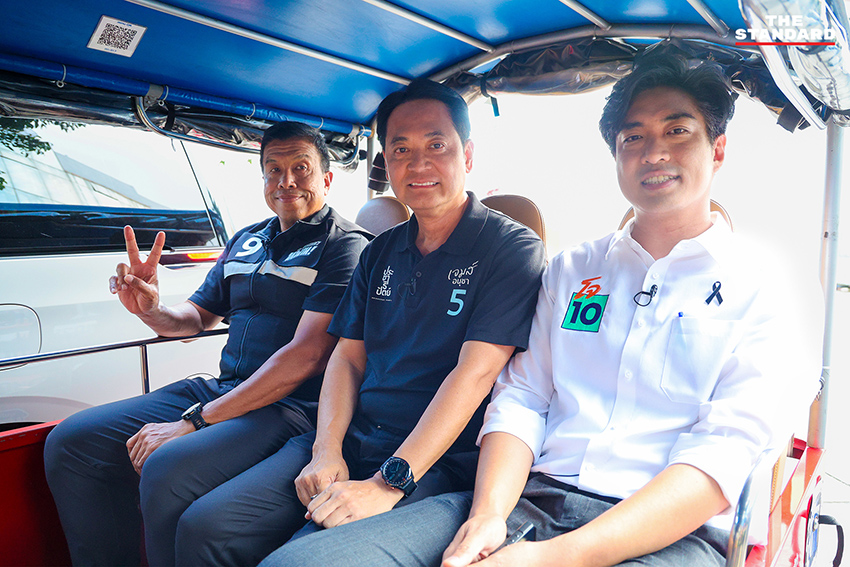 ภาพผู้สมัครผู้ว่าฯ กทม. อนุชา ชัชชาติ และชัยวัฒน์ ขณะนั่งรถตุ๊กตุ๊กไฟฟ้ามูฟมีเพื่อสำรวจปัญหาเมือง 15