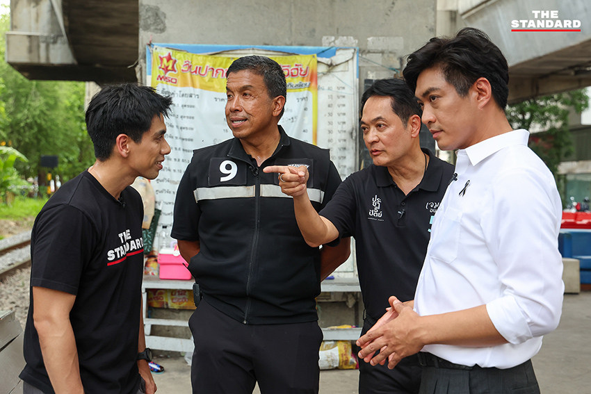 ภาพผู้สมัครผู้ว่าฯ กทม. อนุชา ชัชชาติ และชัยวัฒน์ ขณะนั่งรถตุ๊กตุ๊กไฟฟ้ามูฟมีเพื่อสำรวจปัญหาเมือง 2
