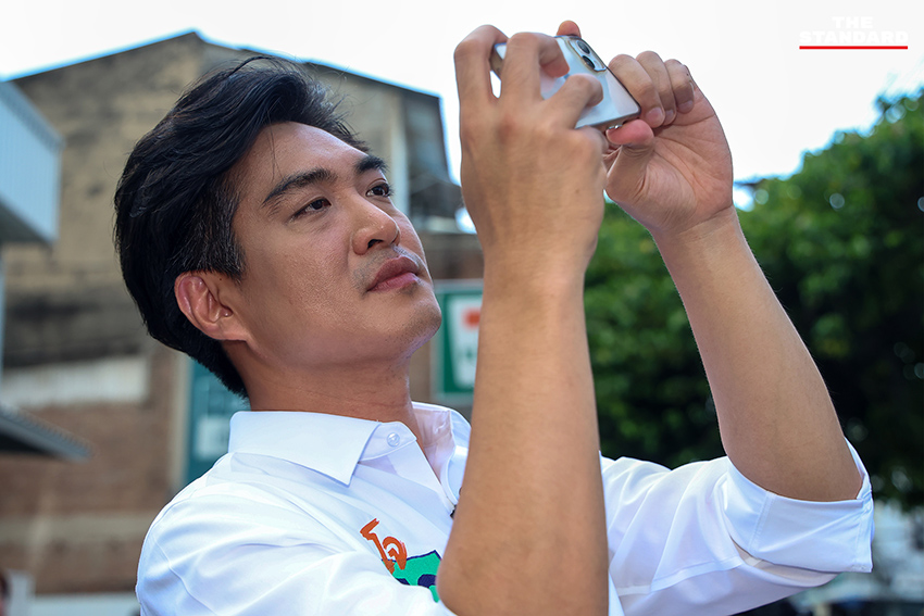 ภาพผู้สมัครผู้ว่าฯ กทม. อนุชา ชัชชาติ และชัยวัฒน์ ขณะนั่งรถตุ๊กตุ๊กไฟฟ้ามูฟมีเพื่อสำรวจปัญหาเมือง 8