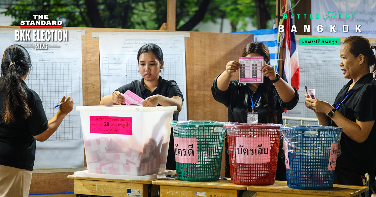 เจ้าหน้าที่ กทม. กำลังส่งมอบเอกสารผลคะแนนการเลือกตั้งให้ กกต.
