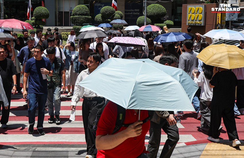 ประชาชนเดินทางและใช้ชีวิตในย่านอโศก กรุงเทพฯ ท่ามกลางอากาศร้อนอบอ้าว 3