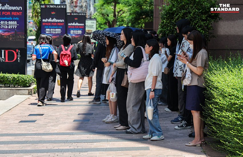 ประชาชนเดินทางและใช้ชีวิตในย่านอโศก กรุงเทพฯ ท่ามกลางอากาศร้อนอบอ้าว 4