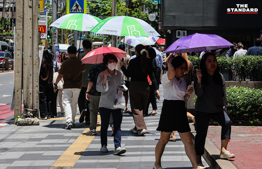 ประชาชนเดินทางและใช้ชีวิตในย่านอโศก กรุงเทพฯ ท่ามกลางอากาศร้อนอบอ้าว 8