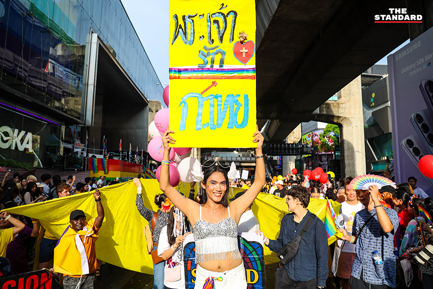 ผู้คนร่วมเดินขบวน Bangkok Pride Parade 2026 พร้อมธงสีรุ้งและป้ายหาเสียงของผู้สมัคร 1