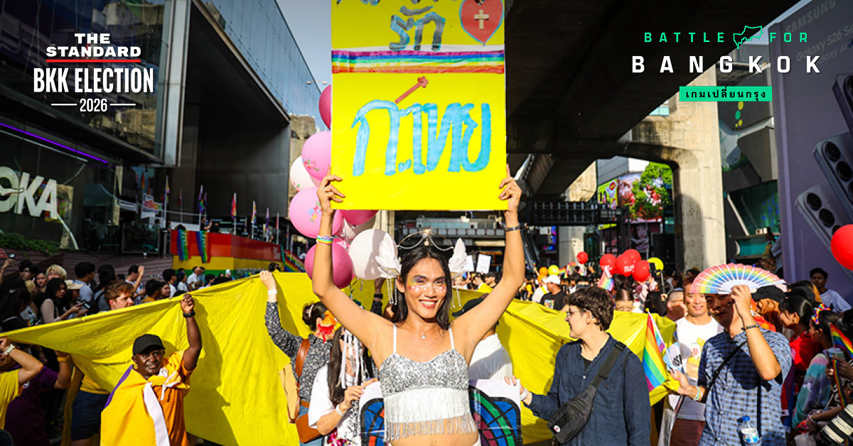 ผู้คนร่วมเดินขบวน Bangkok Pride Parade 2026 พร้อมธงสีรุ้งและป้ายหาเสียงของผู้สมัคร