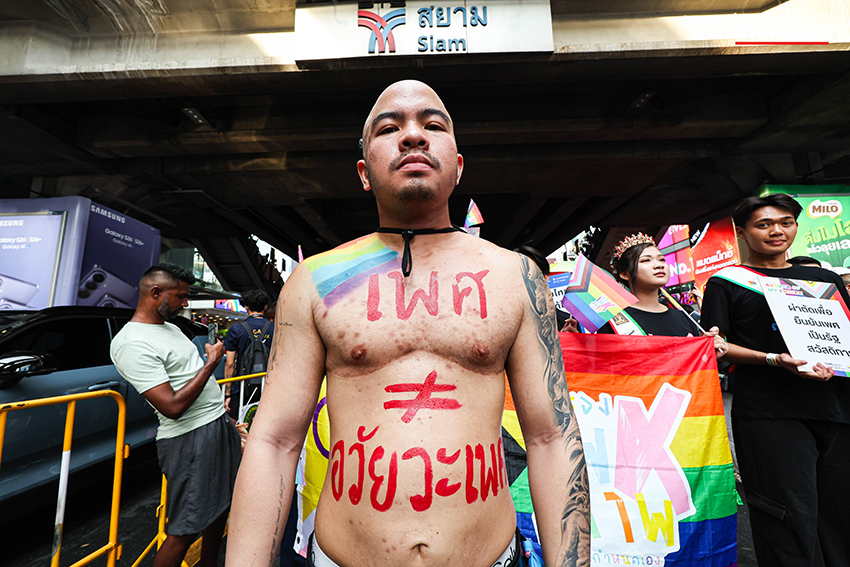 ผู้คนร่วมเดินขบวน Bangkok Pride Parade 2026 พร้อมธงสีรุ้งและป้ายหาเสียงของผู้สมัคร 10