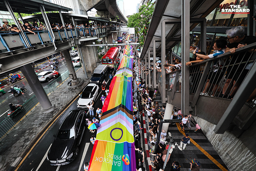 ผู้คนร่วมเดินขบวน Bangkok Pride Parade 2026 พร้อมธงสีรุ้งและป้ายหาเสียงของผู้สมัคร 11