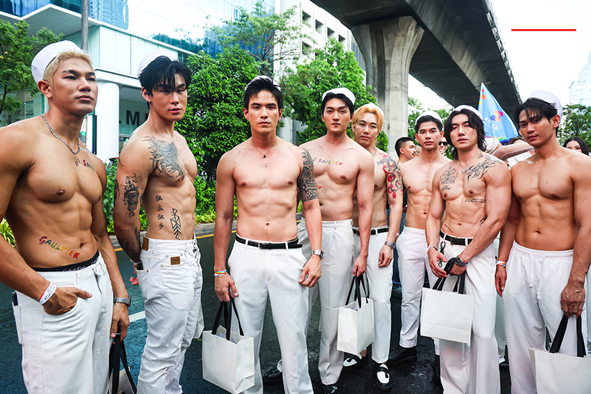 ผู้คนร่วมเดินขบวน Bangkok Pride Parade 2026 พร้อมธงสีรุ้งและป้ายหาเสียงของผู้สมัคร 14