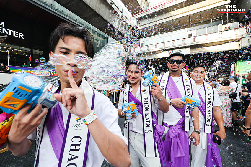 ผู้คนร่วมเดินขบวน Bangkok Pride Parade 2026 พร้อมธงสีรุ้งและป้ายหาเสียงของผู้สมัคร 15