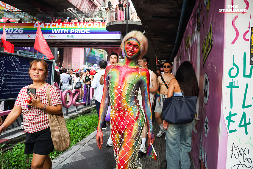 ผู้คนร่วมเดินขบวน Bangkok Pride Parade 2026 พร้อมธงสีรุ้งและป้ายหาเสียงของผู้สมัคร 16