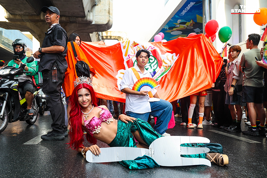 ผู้คนร่วมเดินขบวน Bangkok Pride Parade 2026 พร้อมธงสีรุ้งและป้ายหาเสียงของผู้สมัคร 17