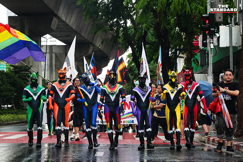 ผู้คนร่วมเดินขบวน Bangkok Pride Parade 2026 พร้อมธงสีรุ้งและป้ายหาเสียงของผู้สมัคร 19