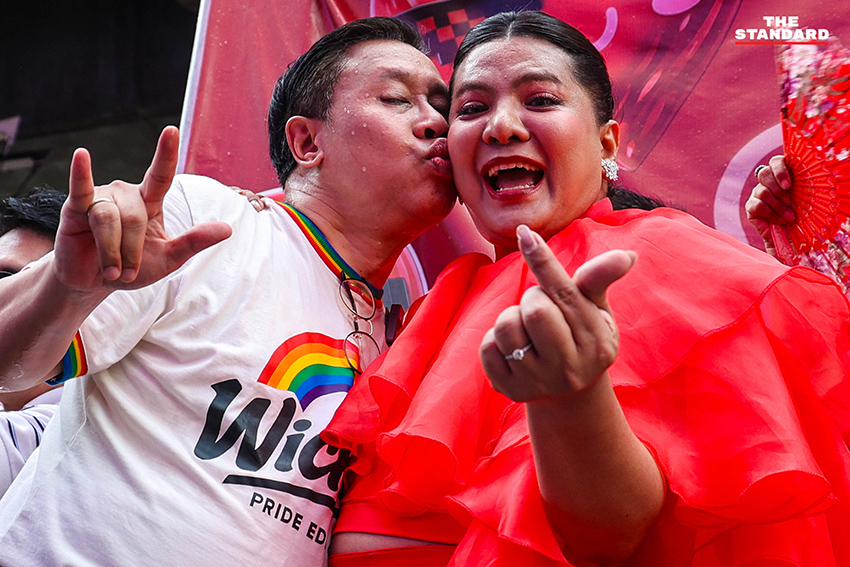 ผู้คนร่วมเดินขบวน Bangkok Pride Parade 2026 พร้อมธงสีรุ้งและป้ายหาเสียงของผู้สมัคร 2