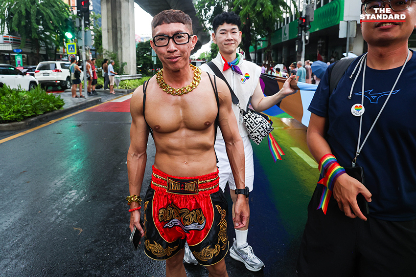 ผู้คนร่วมเดินขบวน Bangkok Pride Parade 2026 พร้อมธงสีรุ้งและป้ายหาเสียงของผู้สมัคร 22