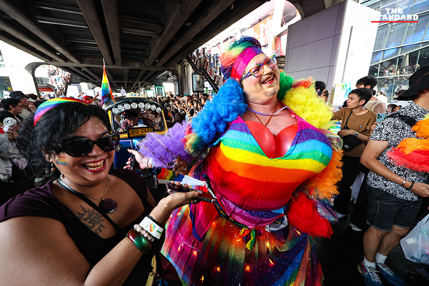 ผู้คนร่วมเดินขบวน Bangkok Pride Parade 2026 พร้อมธงสีรุ้งและป้ายหาเสียงของผู้สมัคร 23