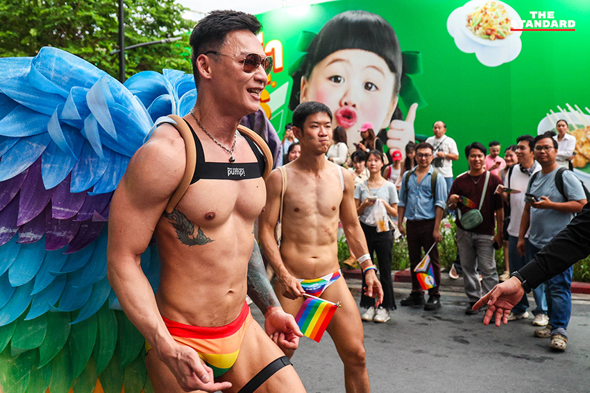ผู้คนร่วมเดินขบวน Bangkok Pride Parade 2026 พร้อมธงสีรุ้งและป้ายหาเสียงของผู้สมัคร 24