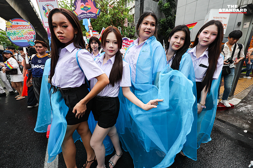 ผู้คนร่วมเดินขบวน Bangkok Pride Parade 2026 พร้อมธงสีรุ้งและป้ายหาเสียงของผู้สมัคร 3