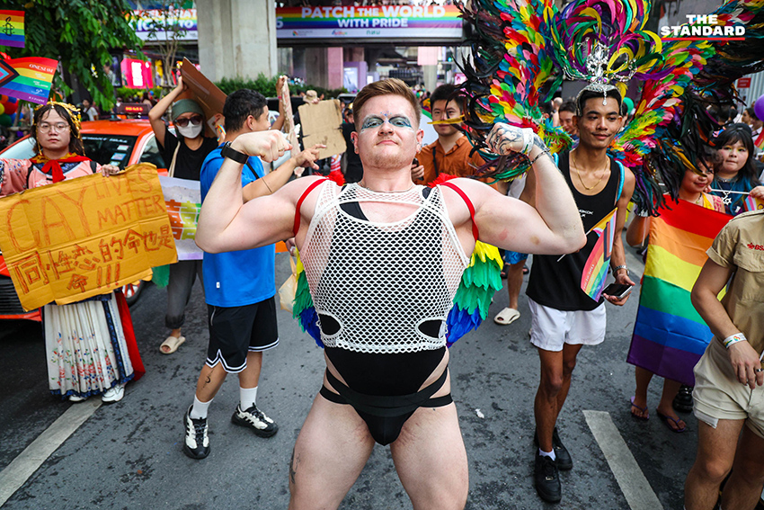ผู้คนร่วมเดินขบวน Bangkok Pride Parade 2026 พร้อมธงสีรุ้งและป้ายหาเสียงของผู้สมัคร 4