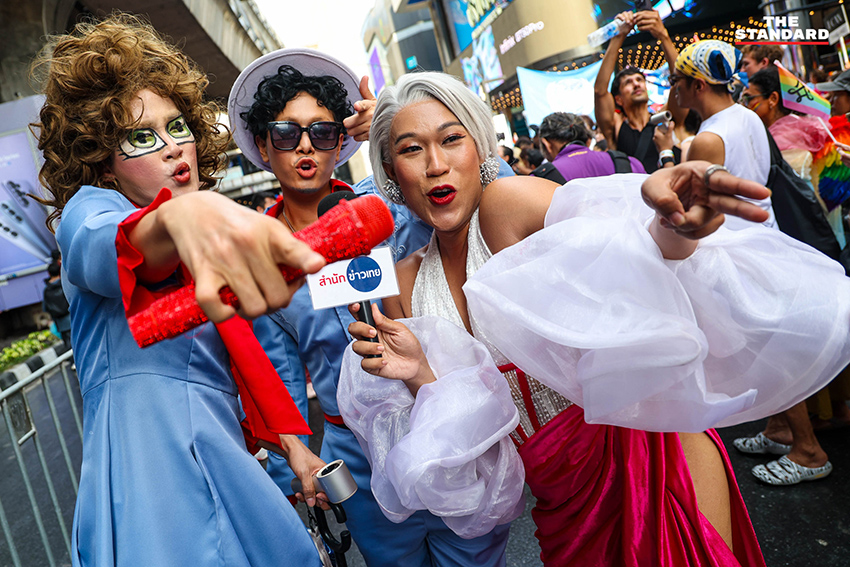 ผู้คนร่วมเดินขบวน Bangkok Pride Parade 2026 พร้อมธงสีรุ้งและป้ายหาเสียงของผู้สมัคร 5