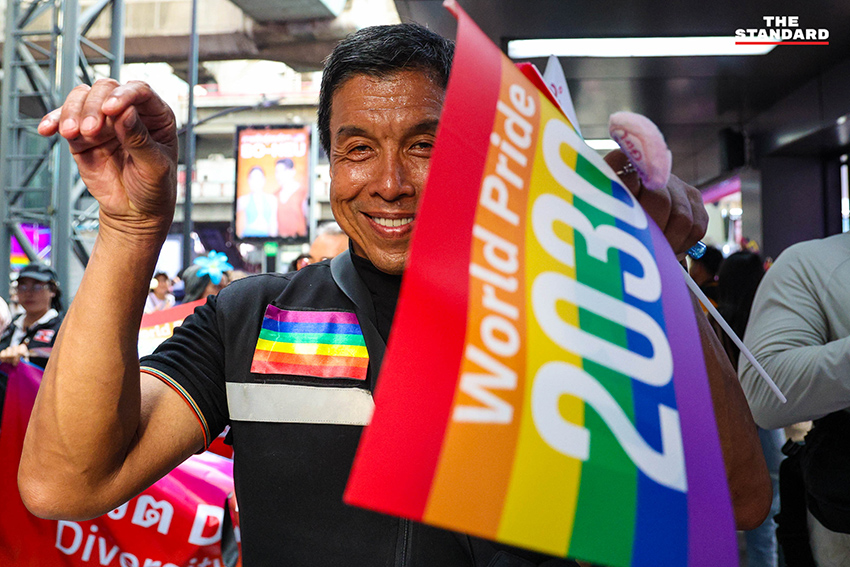 ผู้คนร่วมเดินขบวน Bangkok Pride Parade 2026 พร้อมธงสีรุ้งและป้ายหาเสียงของผู้สมัคร 6