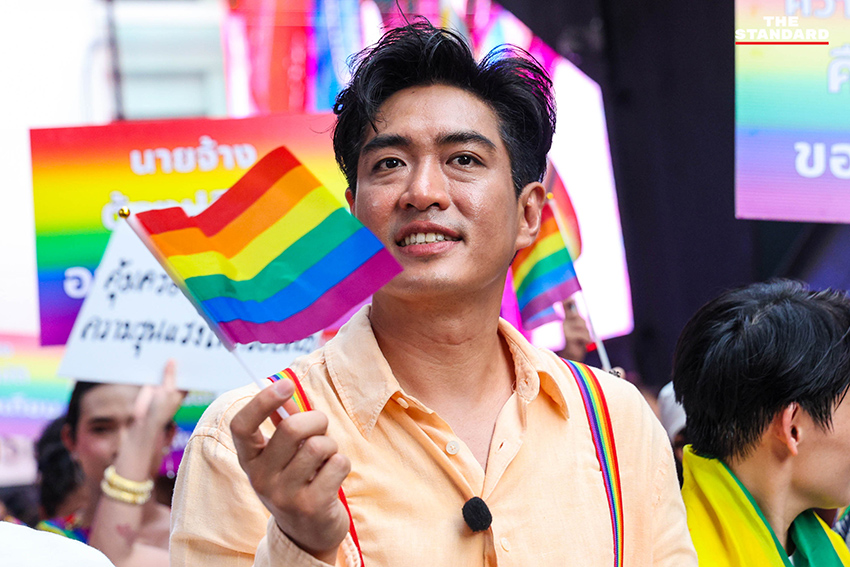 ผู้คนร่วมเดินขบวน Bangkok Pride Parade 2026 พร้อมธงสีรุ้งและป้ายหาเสียงของผู้สมัคร 7