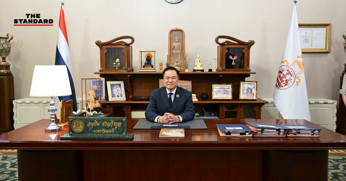 อนุทิน ชาญวีรกูล หัวหน้าพรรคภูมิใจไทย กำลังแถลงข่าวหรือให้สัมภาษณ์