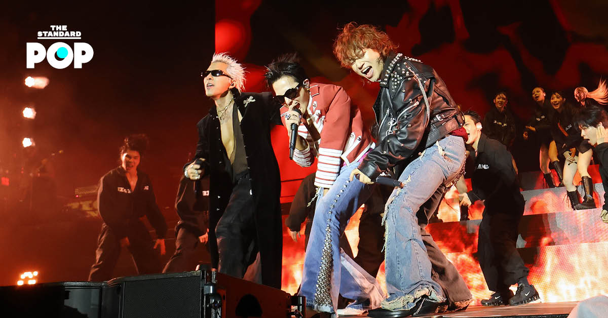 ภาพสมาชิกวง BIGBANG กำลังแสดงคอนเสิร์ตบนเวที