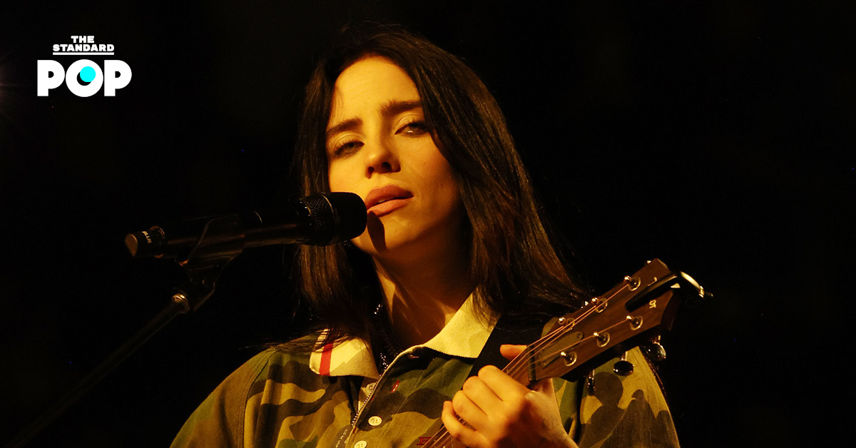 Billie Eilish กำลังแสดงคอนเสิร์ตบนเวที