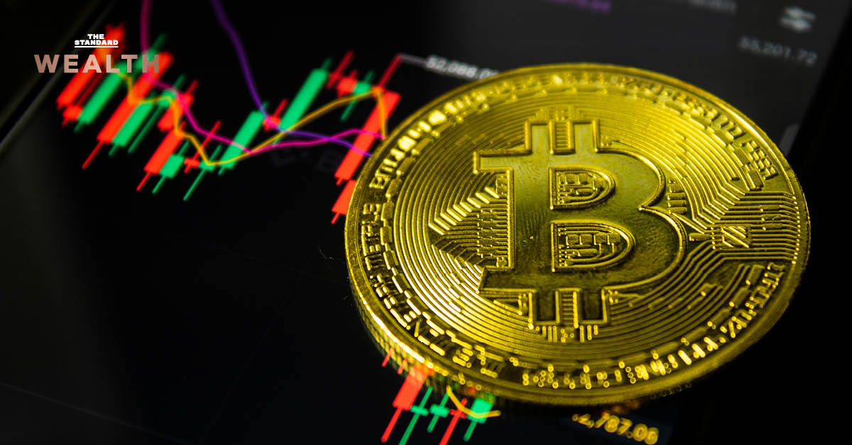 ภาพแสดงเหรียญ Bitcoin และกราฟราคาที่กำลังปรับตัวลดลง