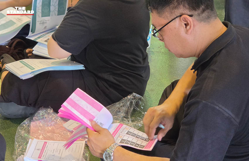 ประธาน กกต. ตรวจเยี่ยมสถานที่ส่งมอบ ตรวจรับบัตรเลือกตั้ง หีบบัตร คูหา และวัสดุอุปกรณ์ ในการเลือกตั้ง 3