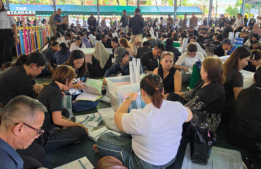ประธาน กกต. ตรวจเยี่ยมสถานที่ส่งมอบ ตรวจรับบัตรเลือกตั้ง หีบบัตร คูหา และวัสดุอุปกรณ์ ในการเลือกตั้ง 6