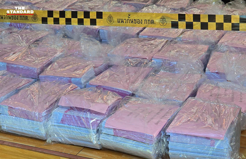 ประธาน กกต. ตรวจเยี่ยมสถานที่ส่งมอบ ตรวจรับบัตรเลือกตั้ง หีบบัตร คูหา และวัสดุอุปกรณ์ ในการเลือกตั้ง 7
