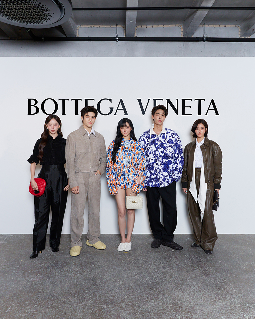 ภาพผลงานศิลปะจัดแสดงในนิทรรศการ Weaving Matter and Memory ของ Bottega Veneta ที่ Bangkok Kunsthalle 10